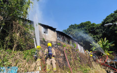 沙田铁皮屋起火 消防到场灌救