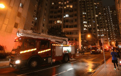 葵涌華景山莊低層單位露台起火 消防開喉救熄
