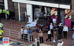 荃灣私家車失控剷上行人路 衝入AEON麵包店 2人受傷送院
