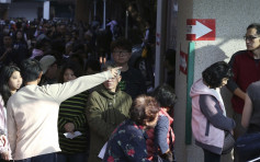 【台湾大选】选民涌往投票大排长龙 排近句钟投票