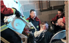 英男為出位頭困微波爐 消防1.5小時後救出