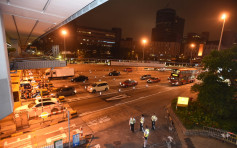 【堵塞红隧】警察清拆路障 红隧交通恢复正常