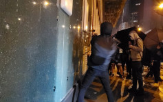 示威者破坏旺角滙丰银行 击碎玻璃闸内纵火