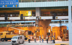 運輸署紅隧口指示公眾往巴士站 紅磡天橋或實施人流管理