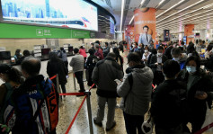 高鐵車票首日加碼至2萬張  西九龍站打蛇餅  成功買飛市民 : 很幸運能提前回家