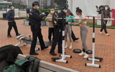 第5波疫情｜健身室停開市民街頭做Gym 警方加強巡查勸喻