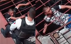 墨西哥小偷頭卡鐵欄受困 見警察即哀怨求援