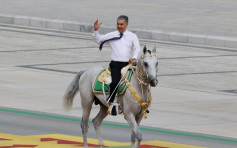 土库曼国庆30周年阅兵 总统骑马主持检阅