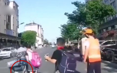 【有片】老翁騎三輪車輾壓小學生不顧而去 逃離不遠被警控制