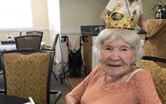 美國105歲女人瑞慶生 長壽歸因年輕時吸煙飲酒夜蒲