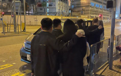 警巡九龍城娛樂場所破兩賭檔 11人落網包括一名通緝犯