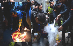 支持港獨組織闖政總東翼前地 有人焚燒海報
