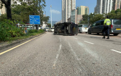 大埔七人車失控撞標誌牌翻側 女司機一度被困獲救送院