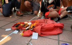 【修例风波】屯门政府合署示威者将国旗扯下燃烧