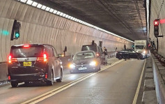 狮子山隧道4车相撞1人伤 管道交通受阻