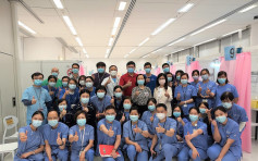 九龍塘社區疫苗接種中心恢復運作 高拔陞到訪為同事打氣 