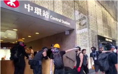 【修例風波】竹枝堵塞中環站架路障 警方示威者對峙
