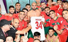 世界杯2022｜摩洛哥历史性杀入八强 全队高举34号波衫庆祝原因感人
