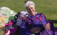 澳洲警「掏電擊槍」制伏95歲老婦！她持刀被電昏　撞破頭骨命危