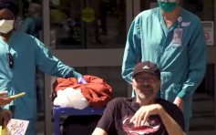 【一度濒临死亡】西雅图70岁男历时62天战胜新冠病毒 穿超人T恤出院