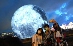 觀塘海濱市民參觀高達15米巨月迎中秋