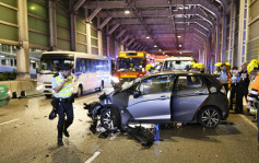 屯門公路兆康站對開 私家車與貨車相撞 司機一度被困