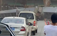 广东兴建中高架桥塌下击中货柜车 司机死里逃生