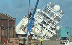 英国爱丁堡船坞巨轮严重倾侧  多人伤