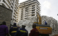 尼日利亚兴建中大楼倒塌 至少5死多人被困