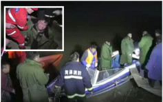 渔船黄河翻沉 生还者跪求救援人员找回失踪家人