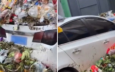 雲南昆明私家車疑路邊違泊 遭堆積垃圾「私了」