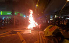 【修例风波】警方指激进示威者旺角纵火 正使用武力驱散