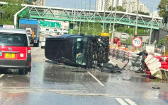 粉岭公路货Van撞水马翻侧 司机一度被困