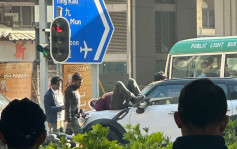 荃灣沙咀道私家車撼電單車  鐵騎士拋上車頭