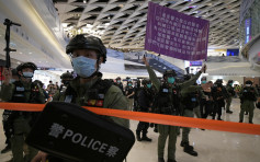【721袭击】元朗人群形点商场聚集抗议 警员举紫旗警告违国安法