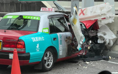 的士西九龍公路撞欄車頭損毀 司機一度被困