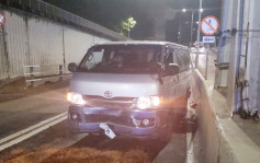 九龙塘货Van疑失控撞壆殃及4车 的哥受伤送院   