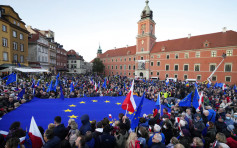 波兰全国逾10万人示威 要求留在欧盟
