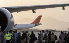 美軍撤離阿富汗後首架民航包機起飛 載逾百人抵卡達