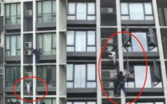 男童懸空掛8樓窗外 情急父親徒手攀爬營救
