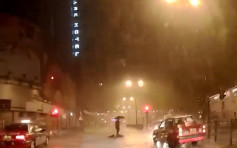 【片段】暴雨中疑冲马路 女子遭红的撞飞惹争论