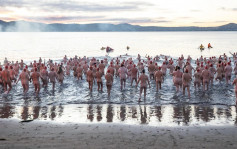 塔斯曼尼亚冬至裸泳 2000人迎接晨曦冲落水