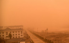 内蒙古遇罕见沙尘暴 天地一片橙红