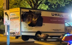 美国白宫外围安全护栏遭货车撞击 司机被捕车内搜出「纳粹旗」