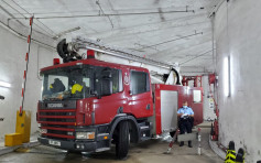 消防車香港仔撞歪鐵柱 無人受傷