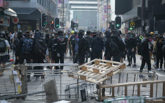 【修例風波】示威者雜物堵塞北京道 警方梳士巴利道及彌敦道推進驅散