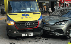 長沙灣救護車私家車十字路口相撞 至少兩人受傷