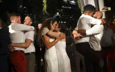 23 对同性恋者以色列集体举行「非正式」婚礼 促立法批准合法结婚