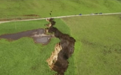 新西蘭連日暴雨 農場工人險墮巨型沉洞