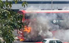 雙層巴告士打道冒煙起火 百乘客急落車疏散